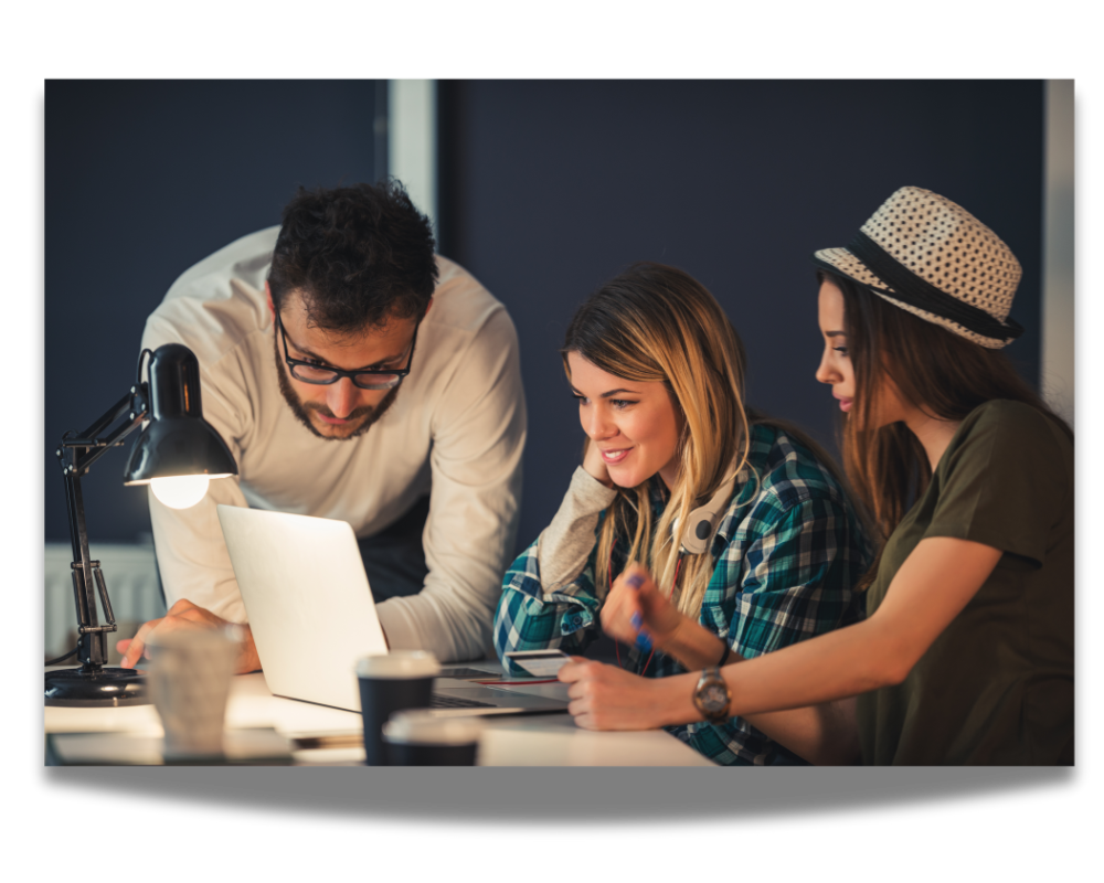 Employés collaborant dans une petite entreprise française